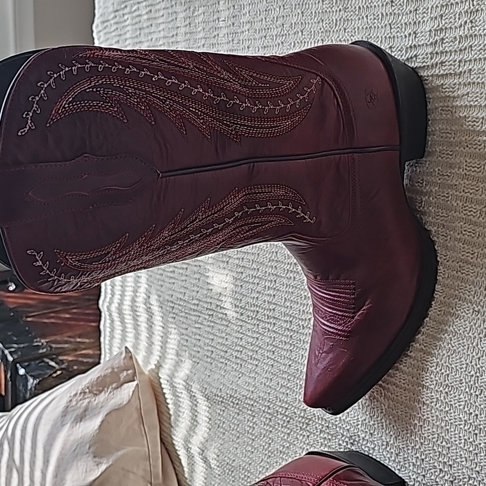 Womens snip toe Ariat cowboy boots